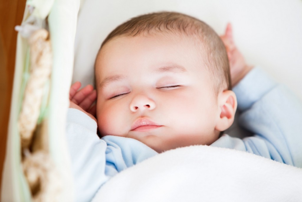 Śpiący niemowlak borykający się z problemem bezdechu sennego